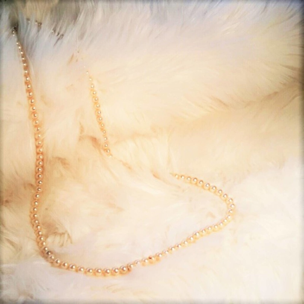LONG Pearl Strand Necklace Realistic Faux Pearls WHITE CREAM Vintage Costume - Picture 4 of 9